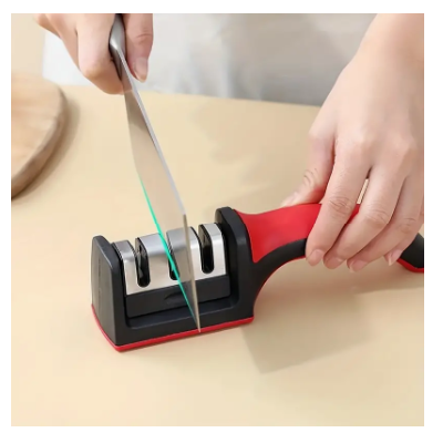Come affilare forbici e coltelli in cucina: i metodi da usare e i
